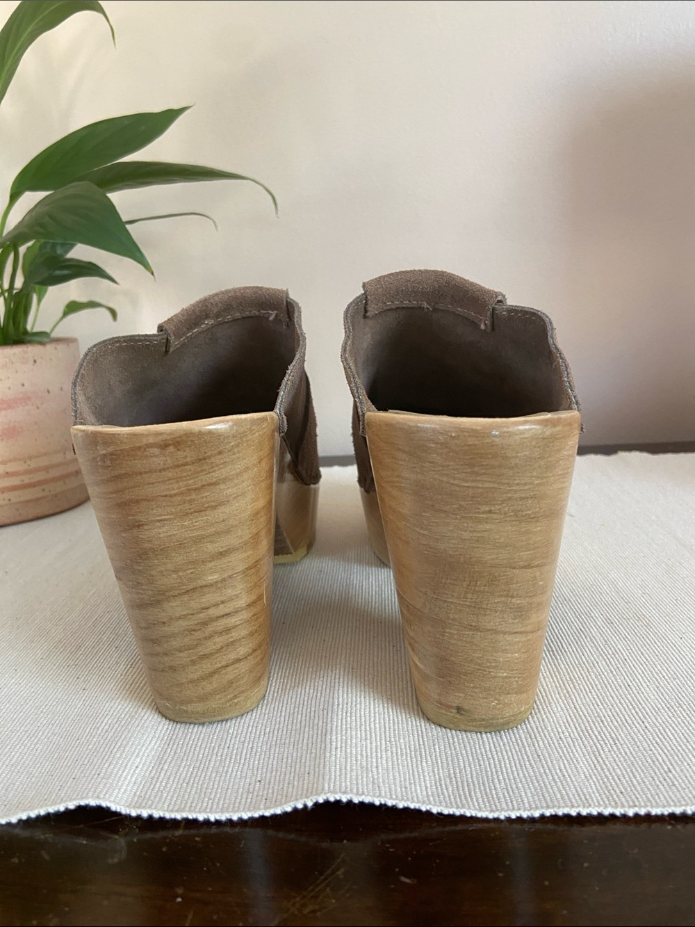 No, 6 Kiltie Platform Suede Clogs  Light Brown wirh Fringe Detail Size 8 1/2 - Picture 5 of 13